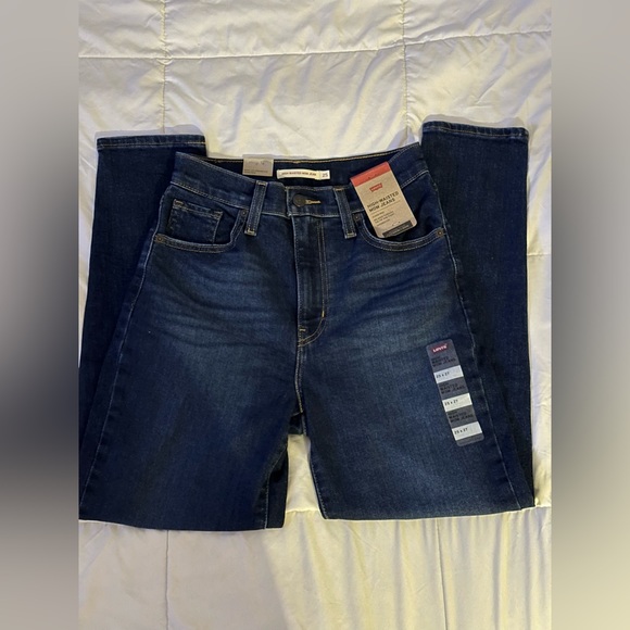 Levi's High-Rise Mom Jeans - Picture 5 of 12